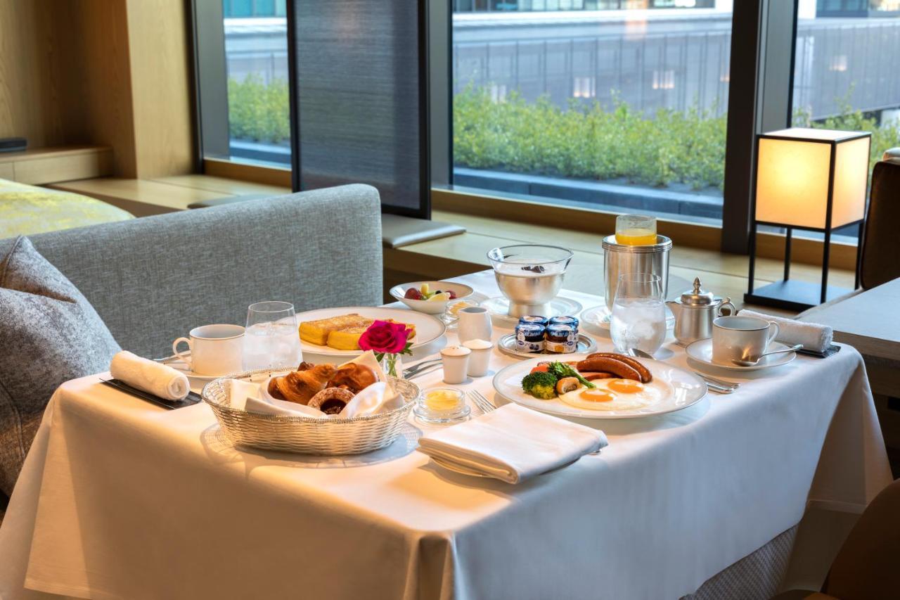 The Okura Tokyo Hotel Eksteriør billede A table set for breakfast