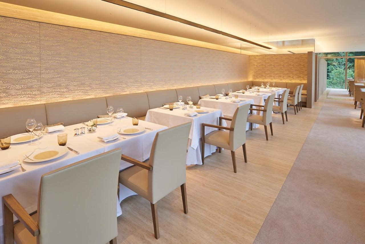 The Okura Tokyo Hotel Eksteriør billede Restaurant "Les Cols"