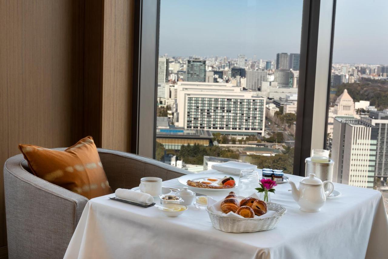 The Okura Tokyo Hotel Eksteriør billede In-room dining at the Conrad Tokyo