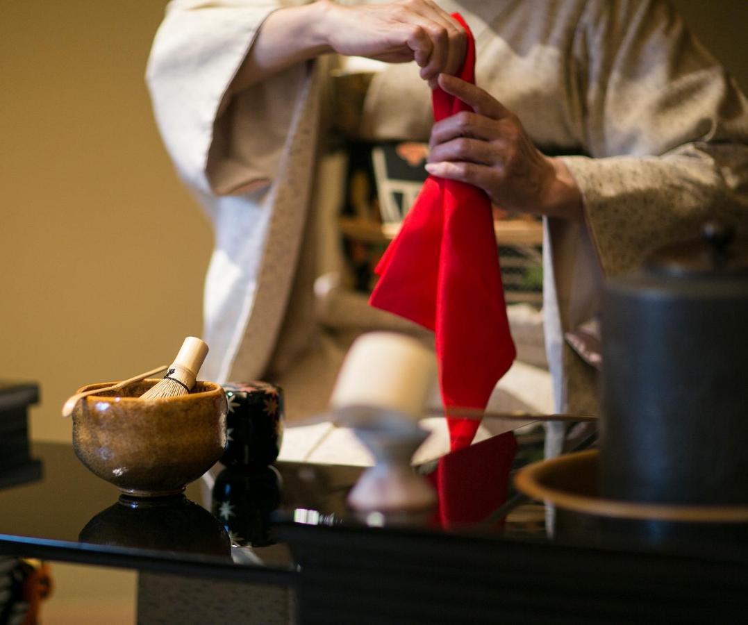The Okura Tokyo Hotel Eksteriør billede A Japanese woman wearing a hakama