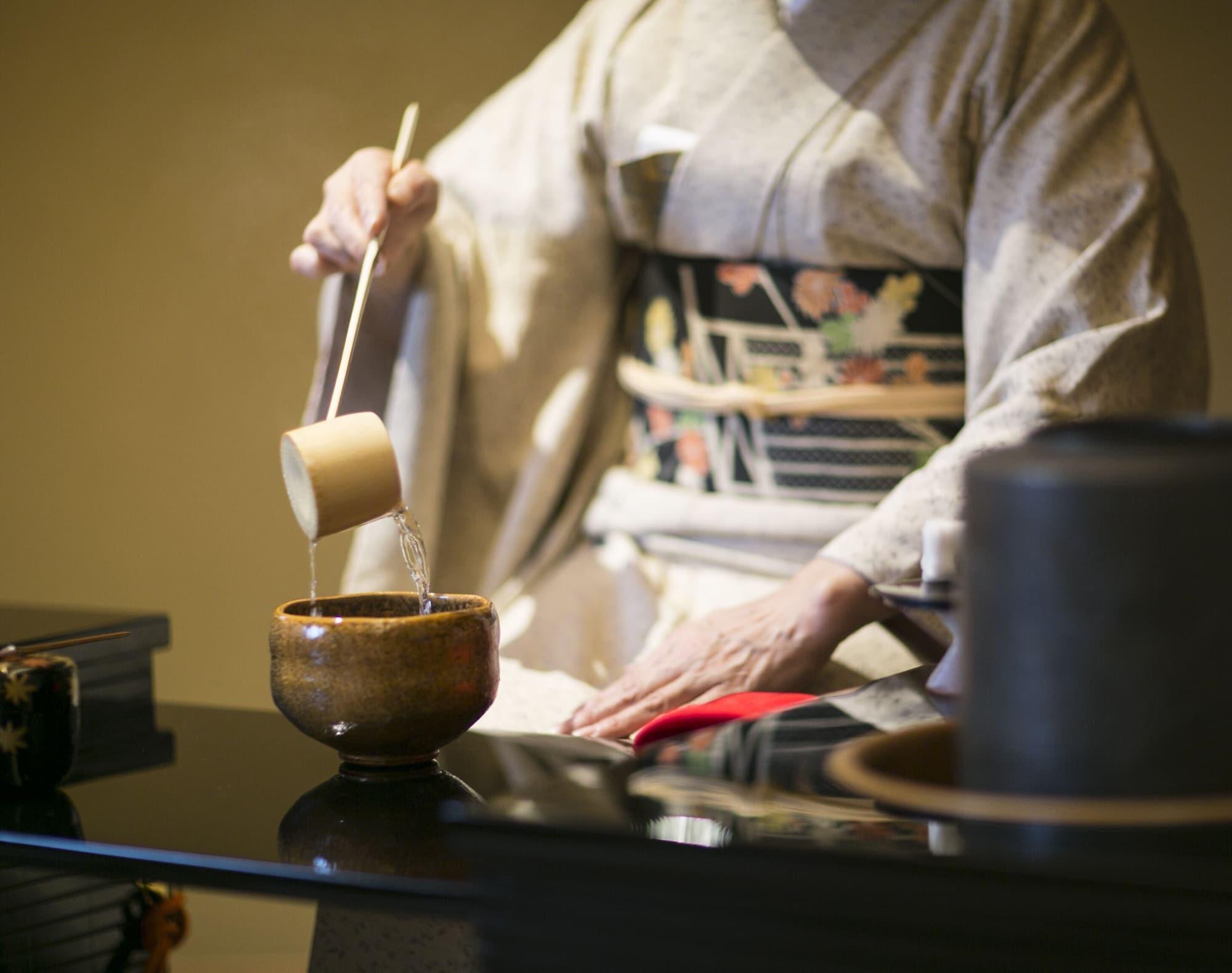 The Okura Tokyo Hotel Eksteriør billede A tea master preparing tea
