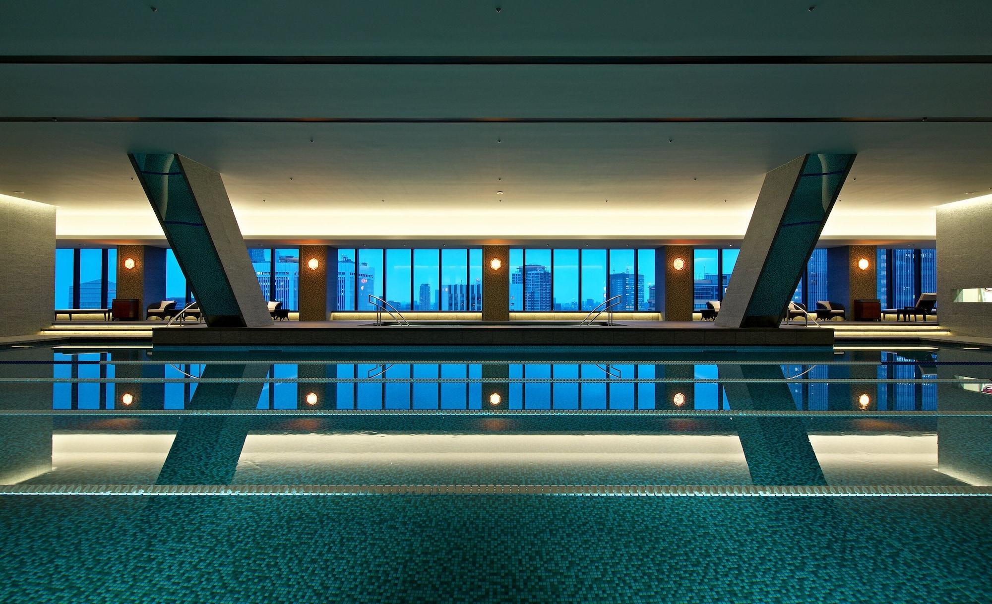 The Okura Tokyo Hotel Eksteriør billede The pool at the Ritz-Carlton, Osaka